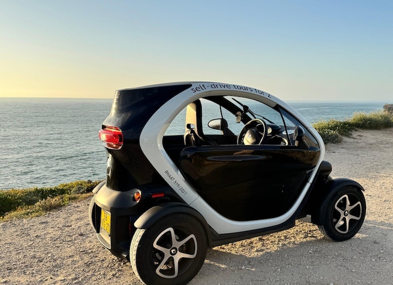 Un'auto per un tour on the road in bianco e nero parcheggiata sul lungomare. 3