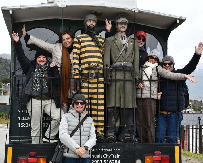 Un grupo de personas en un tren con uniformes militares antiguos. 4
