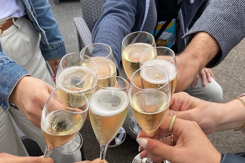 Un gruppo di persone che alzano bicchieri di champagne. 2