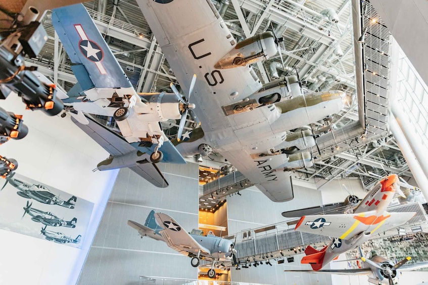 Forskellige militærfly udstillet i en indendørs hangar. 1