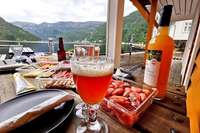 Enjoy a Fjordtastic picnic meal on the full day tour with food of the fjords. 5