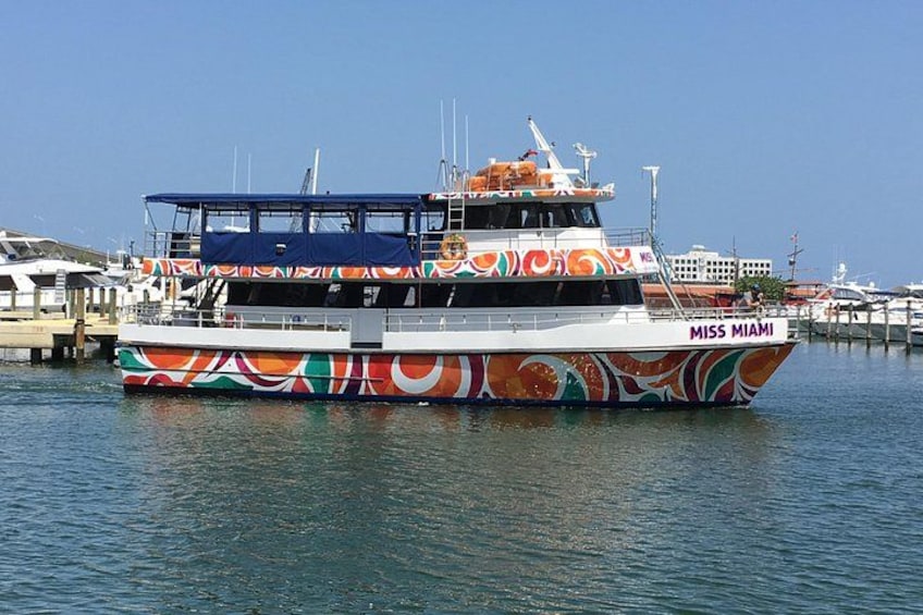 Een kleurrijke veerboot genaamd 'Miss Miami' ligt afgemeerd in een jachthaven. 3