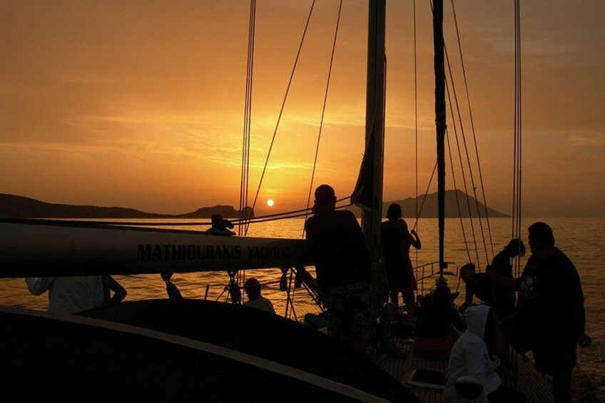 Milos and Polyaigos Full Day Cruise with Meals and Snorkelling 2