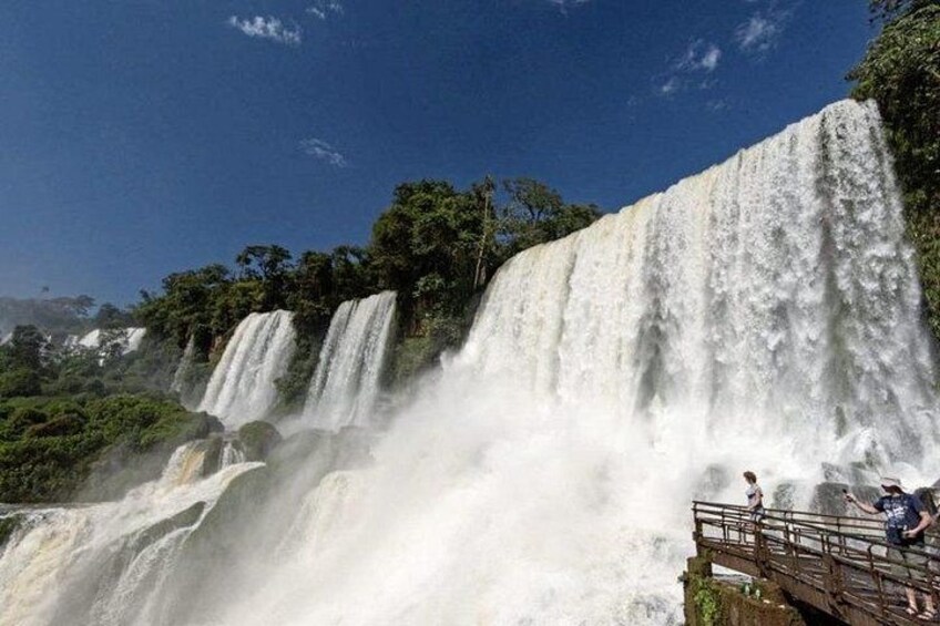 Una cascata a più livelli con una terrazza panoramica. 5