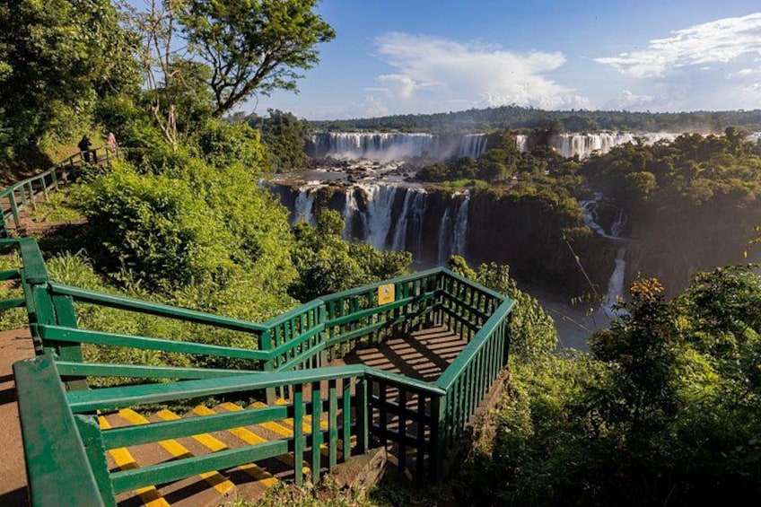 Una scala conduce a un punto panoramico con vista su una cascata. 4