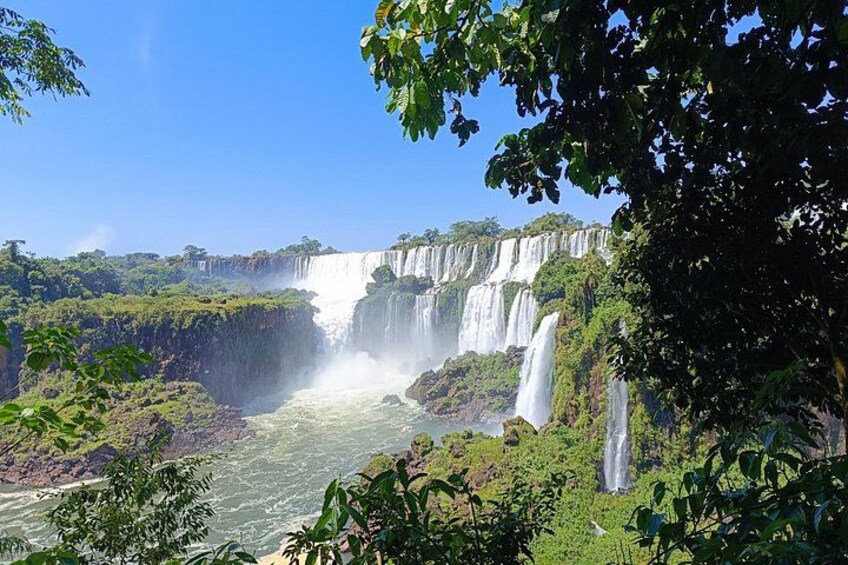 Un'imponente cascata con molteplici salti, immersa in una rigogliosa vegetazione. 2