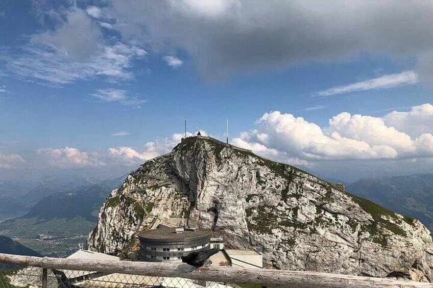 Una vetta montuosa con un piccolo edificio e una bandiera in cima. 5