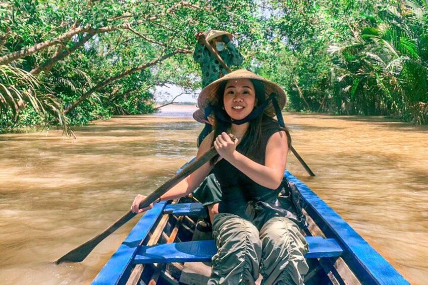 Una persona en un bote en un río rodeado de abundante vegetación. 1
