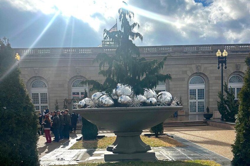 Meeting location for the 9am, 11:30am, and 2pm Tours. Please meet your guide outside the US Botanic Garden Conservatory next to this planter. Additional meeting details are provided on your ticket. 2