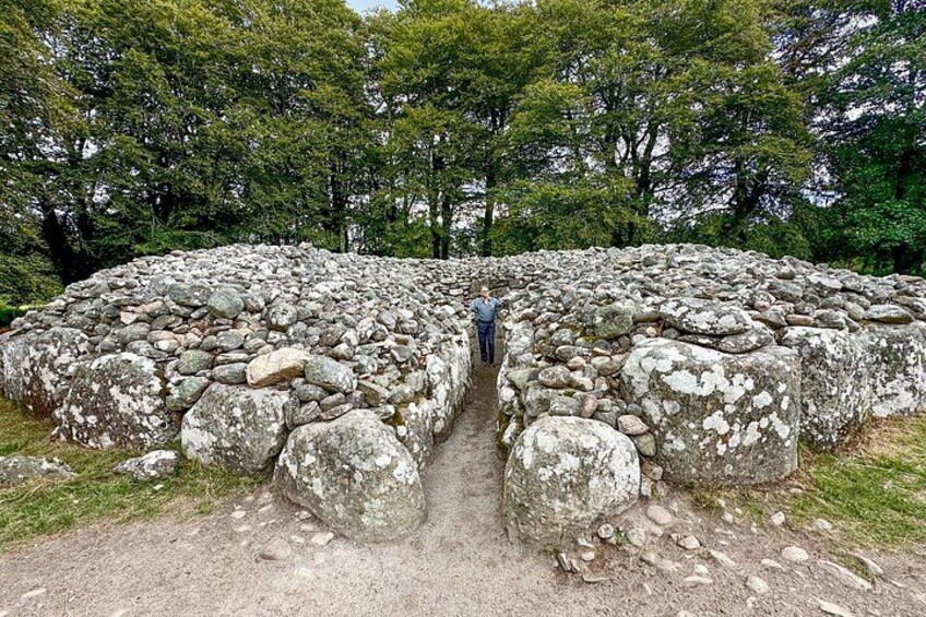 Una construcción de piedra con un camino central. 3