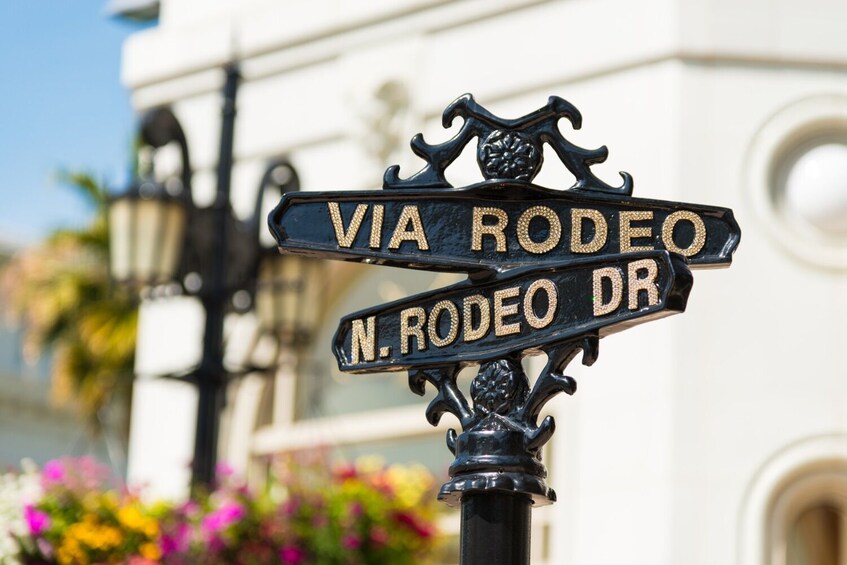Ein Straßenschild mit der Aufschrift 'VIA RODEO' und 'N. RODEO DR'. 5
