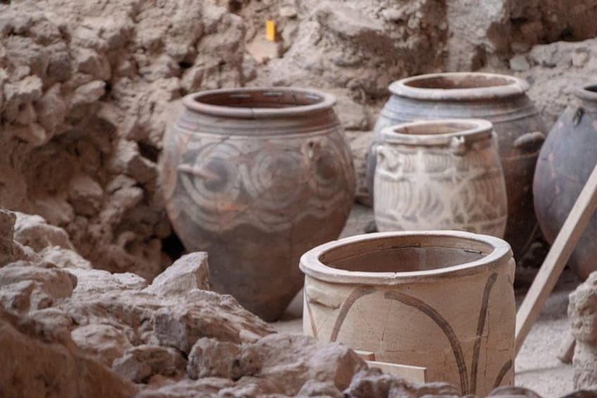 Cerámica antigua con diseños intrincados, sobre un fondo de terreno rugoso y texturizado. 1