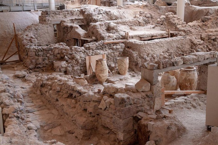 Un sitio arqueológico con estructuras de piedra, cerámica y ruinas. 4