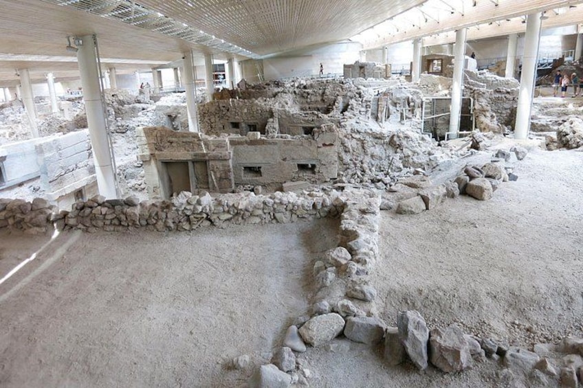 Un sitio arqueológico con ruinas expuestas y muros de piedra. 2