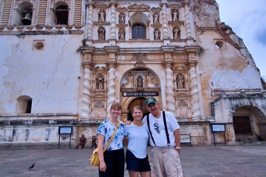 A historic building with ornate architecture and a sign reading 'Ayuntamiento de Perera.' 3