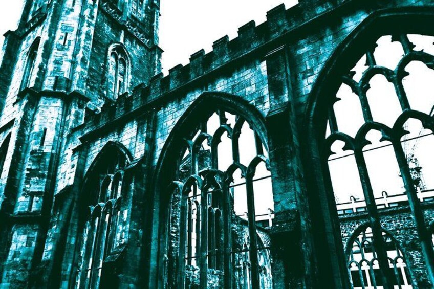 Une cathédrale de style gothique, dotée de fenêtres en arc ogival et d’un imposant clocher. 3