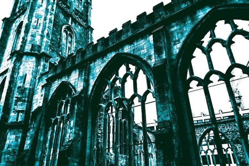 Een kerk in gotische stijl met gebogen ramen en een hoge toren. 3