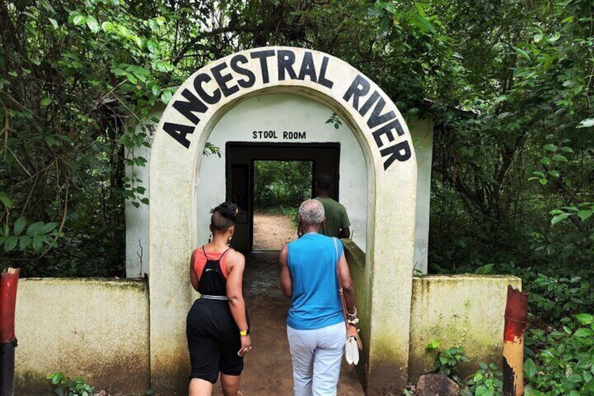 Un arco con la scritta "ANCESTRAL RIVER" che conduce a una stanza con degli sgabelli. 1