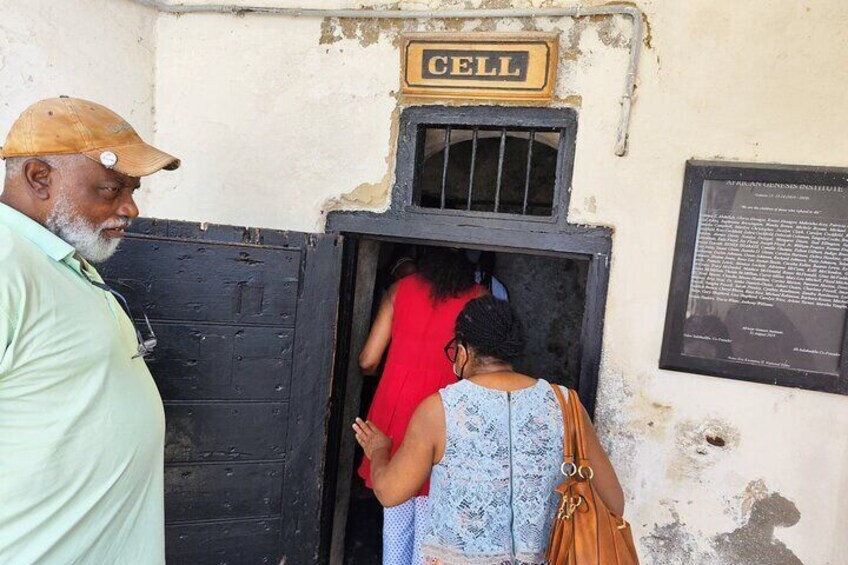 Un uomo e una donna davanti a una porta con la scritta 'CELL'. 4