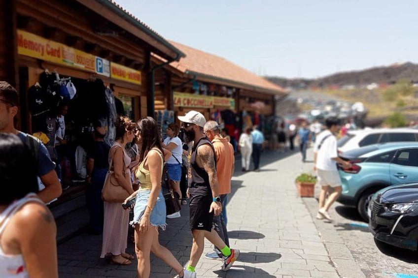 Ein belebter Markt im Freien, Menschen einkaufen und schlendern. 5