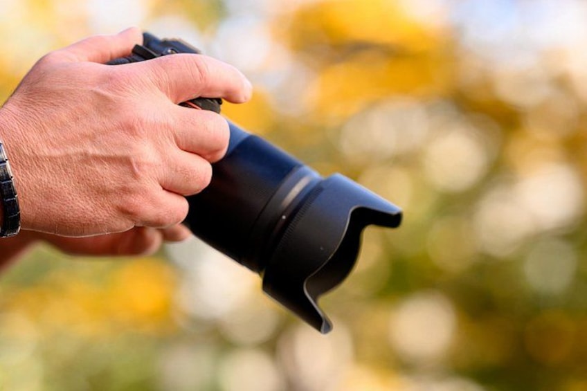 Una mano che tiene un obiettivo di macchina fotografica. 1