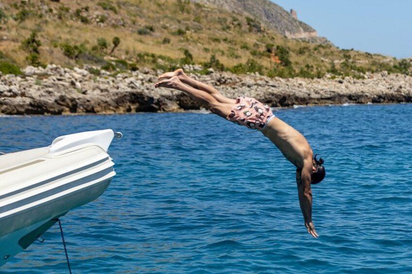Una persona si tuffa in acqua da una barca. 4