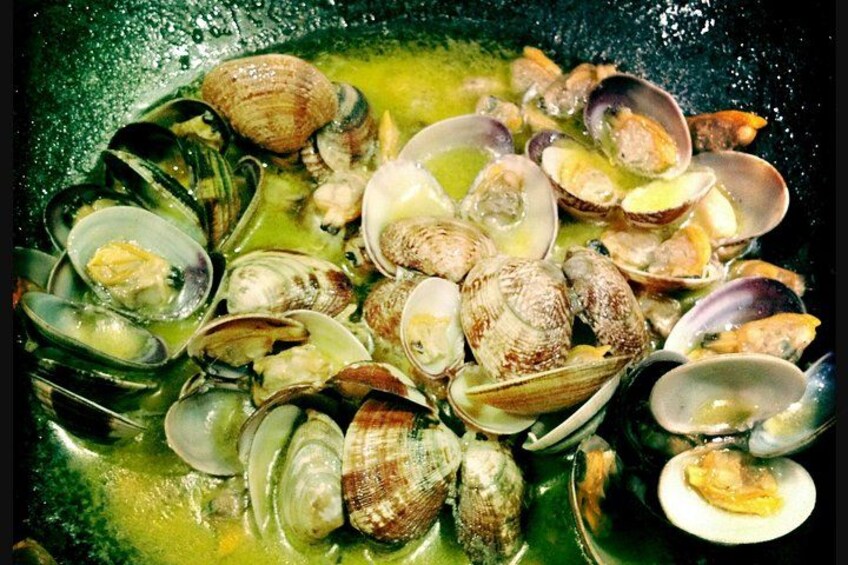 Almejas en una olla para cocinar. 2