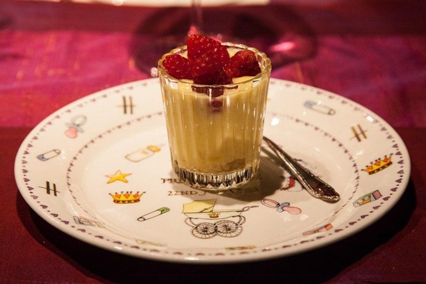 Un postre en un vaso sobre un plato con una cuchara. 5
