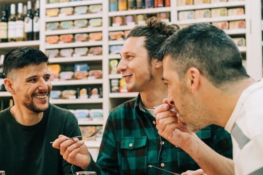 Drie personen in een winkel met productplanken. 1
