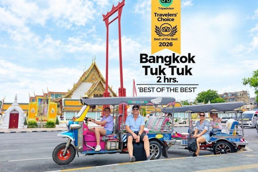 Tur i en tuk-tuk i Bangkok med et tempel i baggrunden. 1