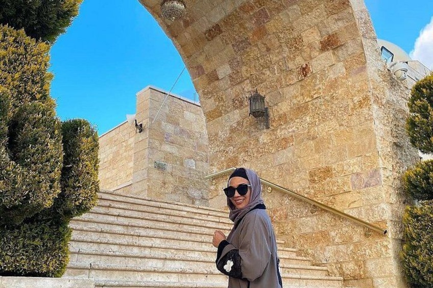 Una escalera de piedra que conduce a un edificio con un arco grande. 4