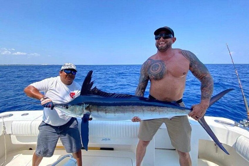 Dos hombres en un bote sosteniendo un pez grande. 4
