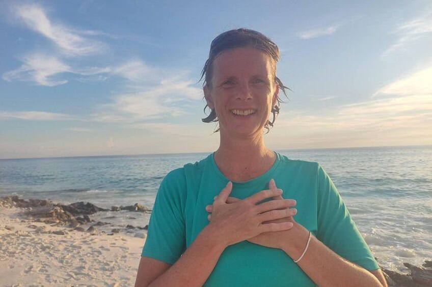Una persona de pie en la playa, con el océano al fondo. 1