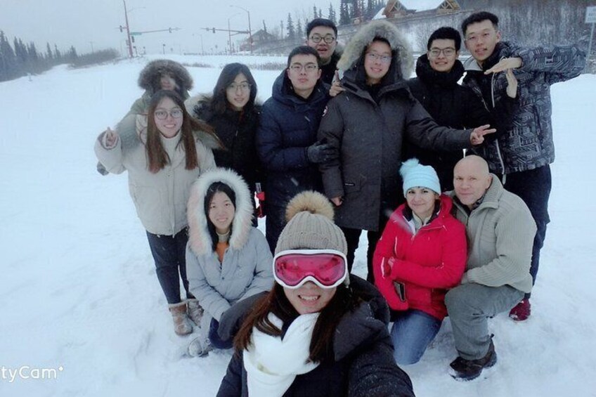 Un grupo de personas vestidas para el invierno posando en la nieve. 3