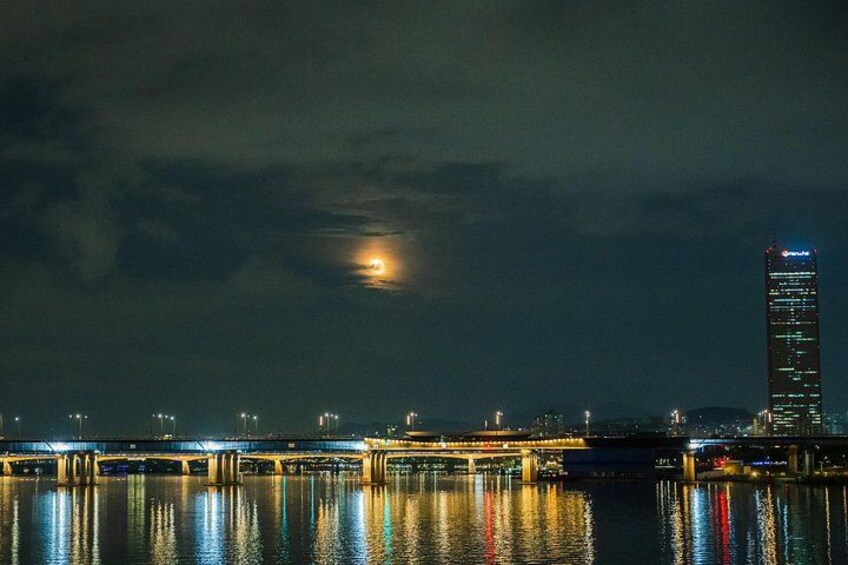Seoul Han River Night Tour: Picnic, Games & Starlight Cruise 4