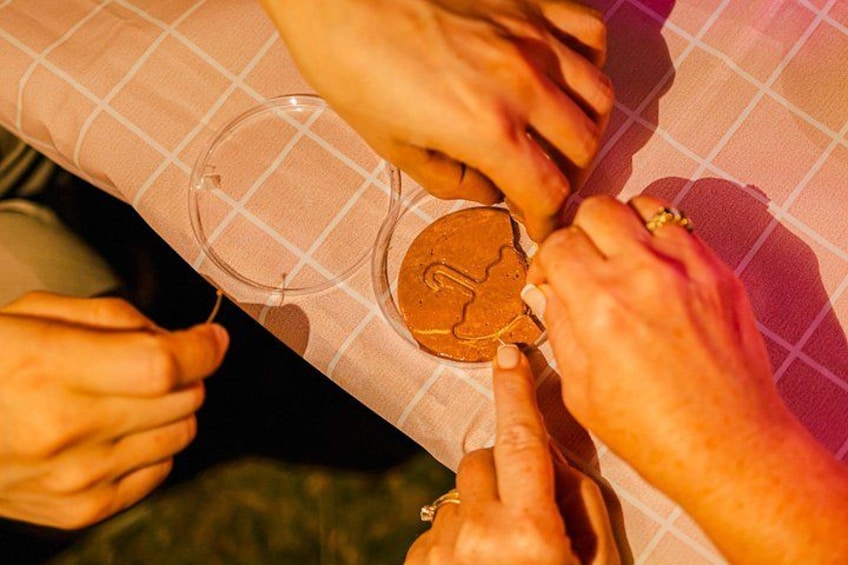 Des mains en train de composer un puzzle sur une table. 2