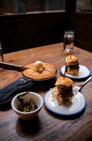 Una mesa de postres con pastel, helado y sándwiches. 1