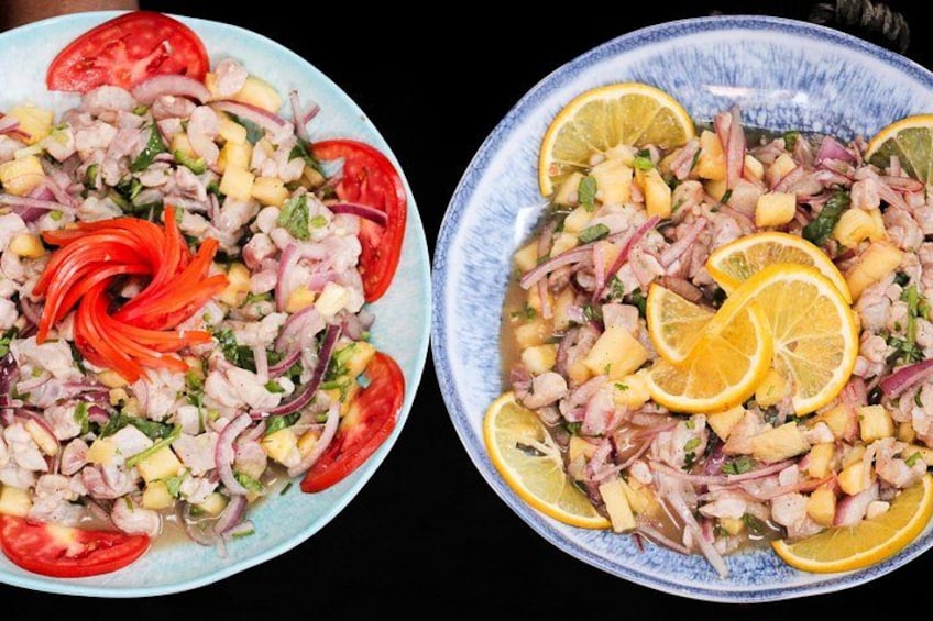 Dos platos de ensalada de frutas y verduras picadas con rodajas de limón. 3