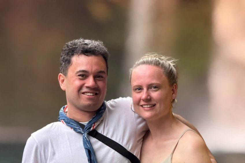 En person iført en hvid skjorte og et blåt tørklæde. 3