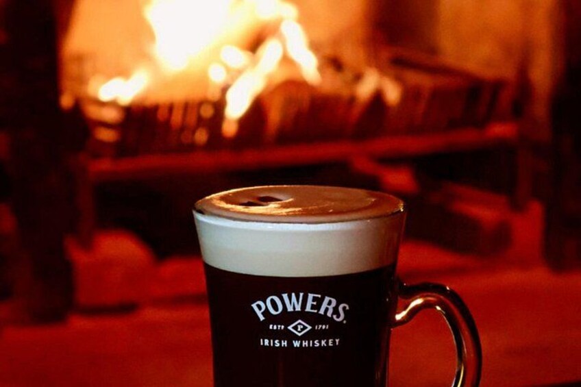 Eine Tasse mit dem Aufdruck 'POWERS Irish Whiskey'. 3