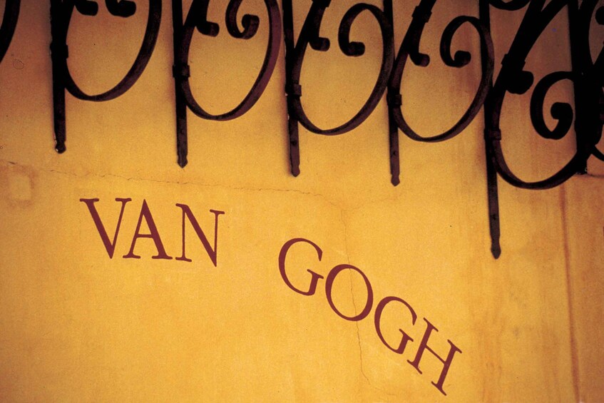 En væg med teksten "VAN GOGH" i store bogstaver. 1