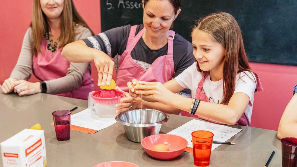 Picture 8 for Activity Paris: Macarons Cooking Class with Pâtisserie Chef Noémie 2
