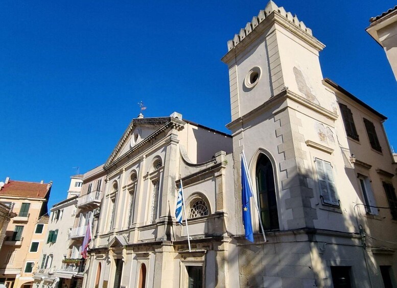 Une église historique dotée d’un clocher et de drapeaux. 5