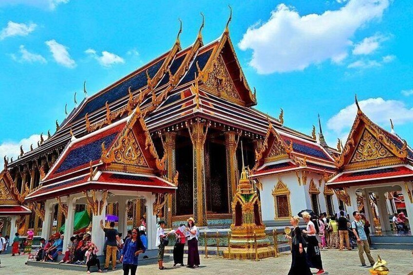 Un tempio tradizionale thailandese con architettura elaborata e un cielo azzurro intenso. 2