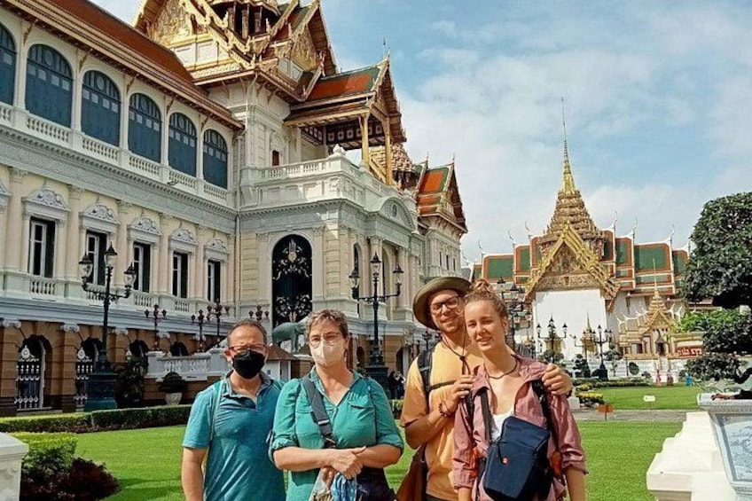 Un groupe de personnes se tient devant un imposant bâtiment richement décoré, doté de nombreuses flèches et d’une grande entrée. 2