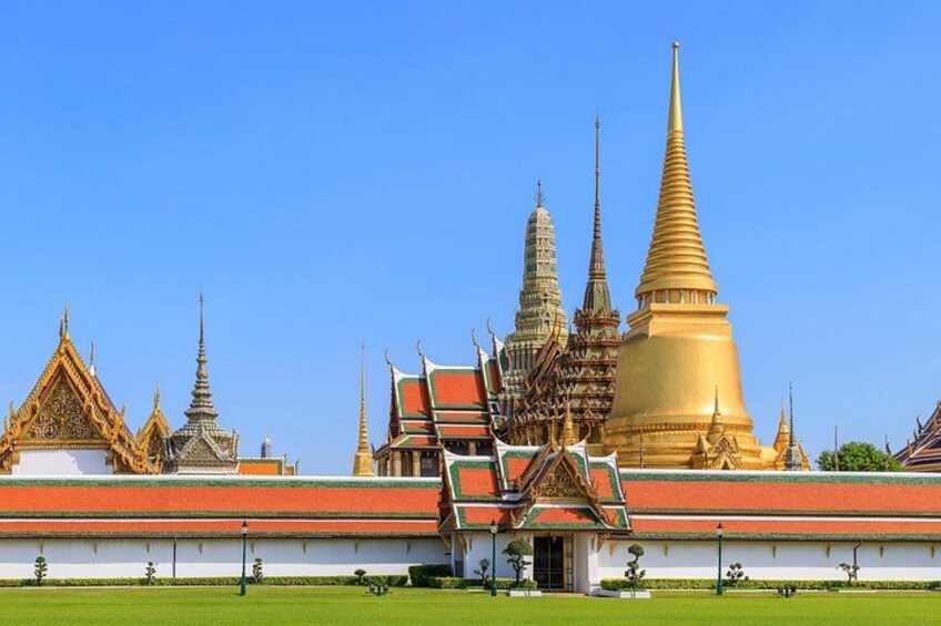 Et tempelkompleks med flere gyldne tårne og traditionel thailandsk arkitektur. 3
