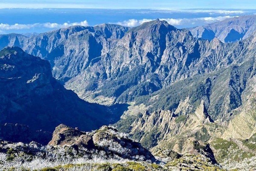 Et bjergrigt landskab med barsk terræn og en dal. 2