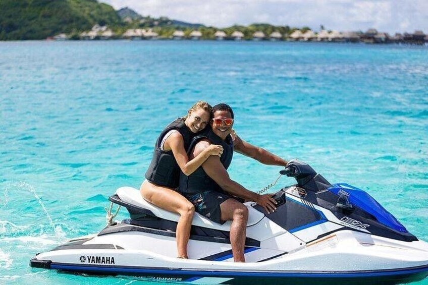 To personer på en Yamaha jetski i turkis vand. 3