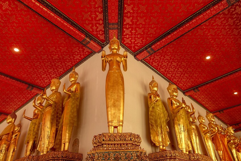 Een rij gouden Boeddhabeelden in een tempel. 2