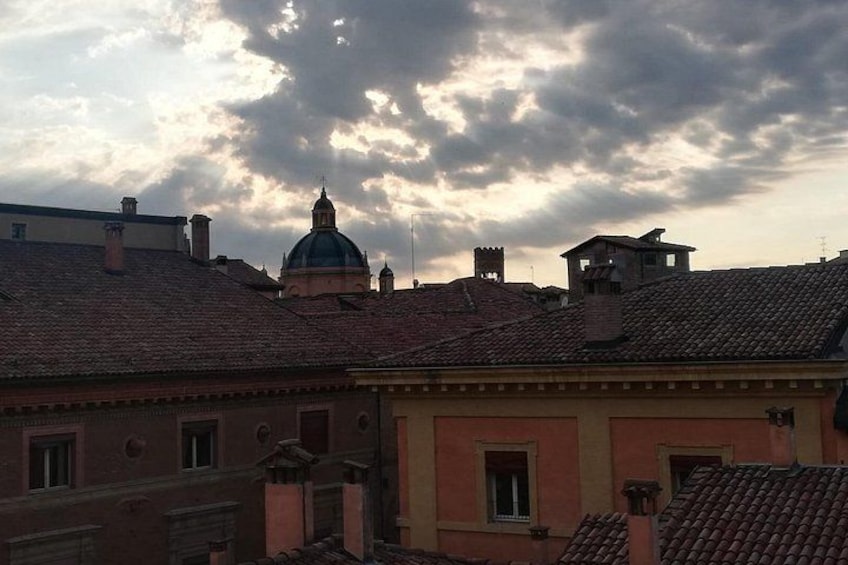 Ein Gebäude mit Kuppel und Ziegeldach unter bewölktem Himmel. 4